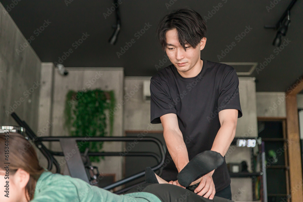 Obraz premium スポーツトレーナー・メディカルトレーナー・柔道整復師の男性 