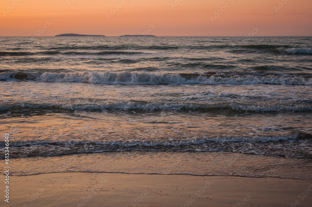 Obraz premium Beautiful sunrise over the sea