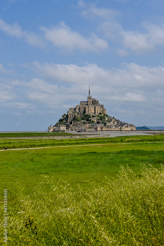 Mont Saint-Michel, Abtei, Felseninsel, Kloster, Wanderweg, Insel, Abteikirche, Befestigungsanlage, Granitfelsen, Gezeiten, Felder, Landwirtschaft, Bretagne, Sommer, Frankreich Mont Saint-Michel, Abtei, Felseninsel, Kloster, Wanderweg, Insel, Abteikirche, Befestigungsanlage, Granitfelsen, Gezeiten, Felder, Landwirtschaft, Bretagne, Sommer, Frankreich