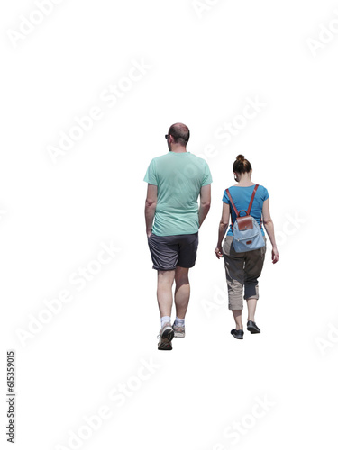 Jeune couple en promenade en été, l'homme à les mains dans les poches et la jeune femme à un sac à dos. 