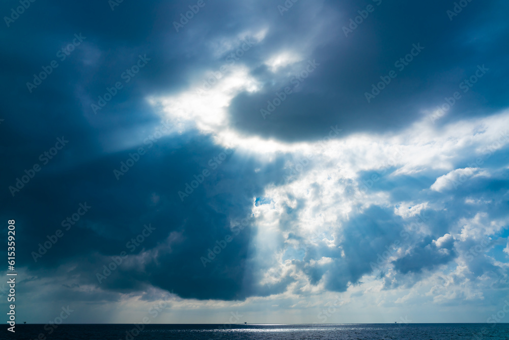 Obraz premium View of the sky and sea in the middle of the Gulf of Thailand.