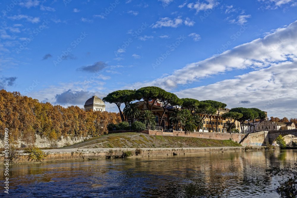 Les rives du Tibre à Rome en automne Les rives du Tibre à Rome en automne