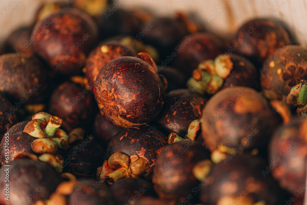 Obraz premium Close up shot of purple mangosteen fruit. Tropical fresh ripe fruits at indonesian market