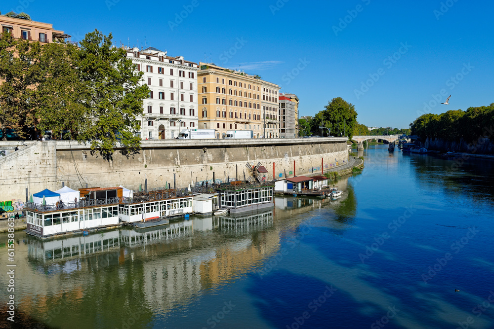 Naklejka premium Journée ensoleillée le long du Tibre à Rome