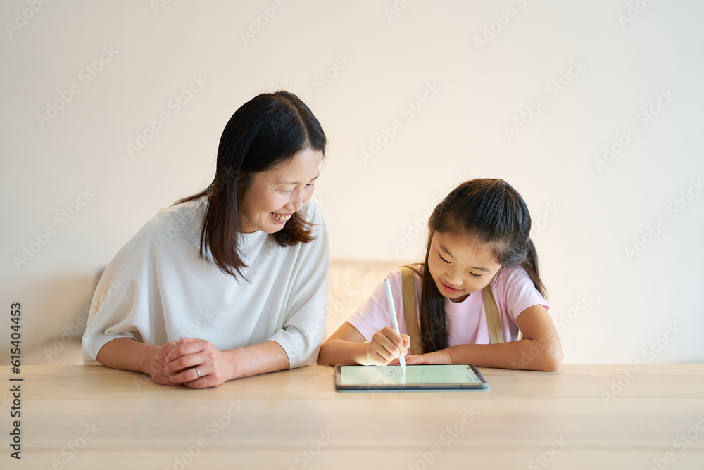 タブレットPCを使って遊ぶ親子 タブレットPCを使って遊ぶ親子