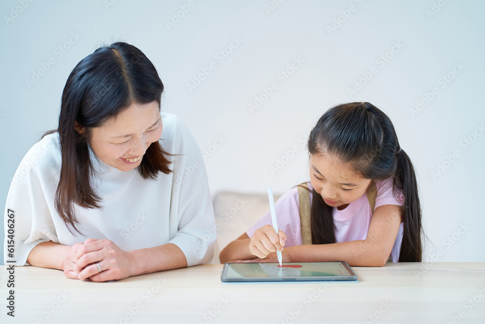 タブレットPCを使って遊ぶ親子 タブレットPCを使って遊ぶ親子