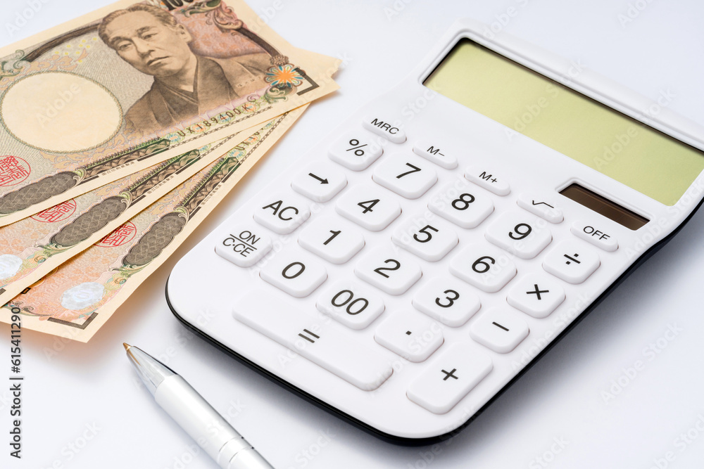 計算機とお金とボールペン
