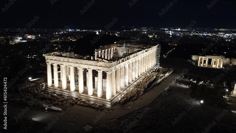 Fototapeta premium Foto acrópolis de noche vista aéria drone ciudad de Atenas , Grecia