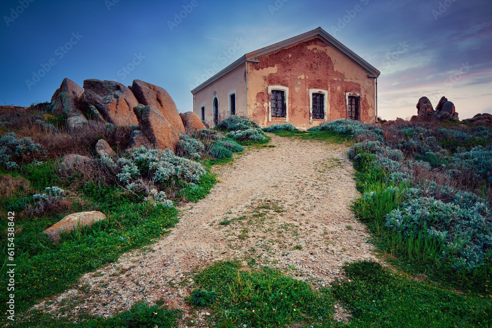 Sardynia Capo Testa Prowincja Sassari, droga i opuszczony dom na północny Sardynii, śródziemnomorski krajobraz - obrazy, fototapety, plakaty 