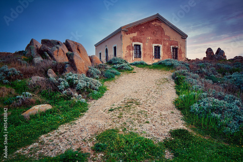 Fototapeta Naklejka Na Ścianę i Meble -  Sardynia Capo Testa Prowincja Sassari, droga i opuszczony dom na północny Sardynii, śródziemnomorski krajobraz