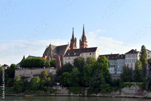 Häuser und Münster am Rheinufer in Basel