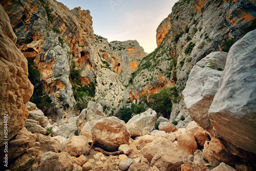 Sardynia, park narodowy, wąwóz, kanion Su Gorropu, skały, góry, ogromne kamienie, wąski przesmyk koło miasta Nuoro