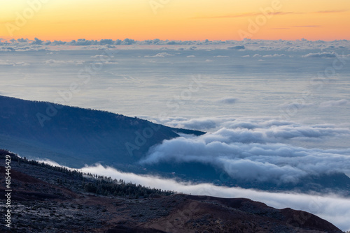Passatwolken an den Hängen des Teide auf Teneriffa nach Sonnenuntergang © nemo1963