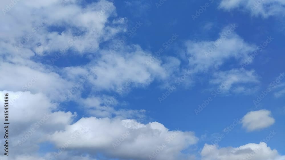 Un bello cielo azul con nubes de color blanco con un movimiento lento. Un bello cielo azul con nubes de color blanco con un movimiento lento.