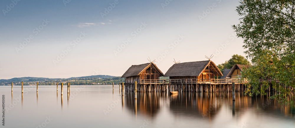 Fototapeta premium Pfahlbauten in Unteruhldingen am Bodensee; Deutschland (Langzeitbelichtung)