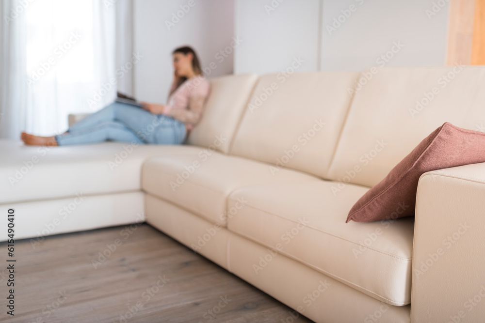 living, arredo moderno con grande divano, salotto living, arredo moderno con grande divano, salotto