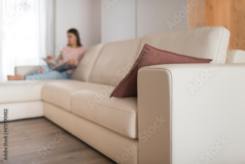 living, arredo moderno con grande divano, salotto