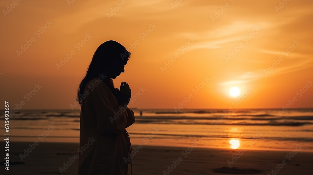 mulher fazendo oração em por do sol lindo ao ar livre, fé cristã mulher fazendo oração em por do sol lindo ao ar livre, fé cristã