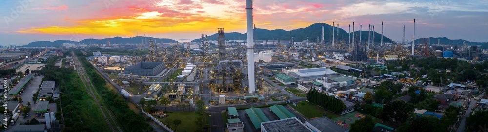 Obraz premium Crude Oil Refinery Plant Steel Pipe line and Chimney and Cooling tower, Chemical or Petrochemical factory plant power plant, Petrochemical tower tank industry at sunset
