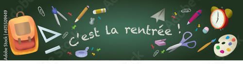 C'est la rentrée scolaire, bannière linkedin rentrée des classes, fournitures scolaires, message "c'est la rentrée" à la craie sur tableau noir