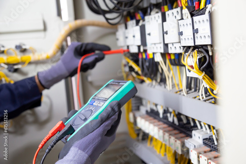 Fotografia Electrician engineer tests electrical installations and wires on relay protection system