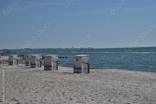 Weiße Strandkörbe am Strand von Sierksdorf an der Ostsee