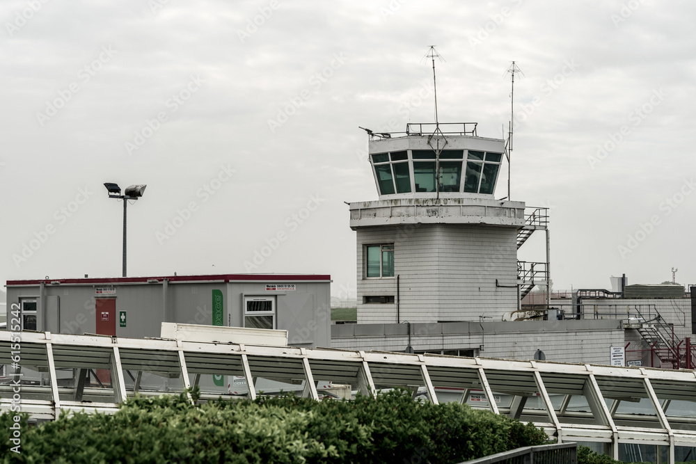 Lotnisko Newcastle w szary, mglisty dzień, widok z zewnątrz. Wieża kontroli lotów.  - obrazy, fototapety, plakaty 