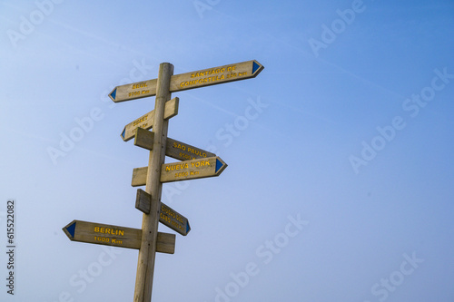 Obraz na płótnie Signpost on top of the Alto del Perdon, Spain w salonie