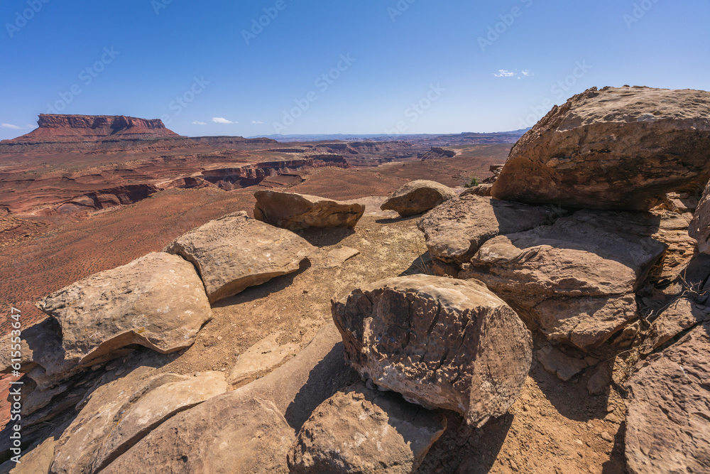 Obraz premium hiking the murphy trail loop in the island in the sky in canyonlands national park, usa