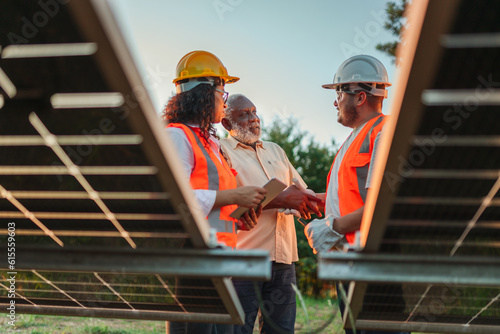 agricultor Brasileiro apertando a mão do especialista em energia solar que realizou a instalação de painéis fotovoltaicos em sua fazenda no Brasil