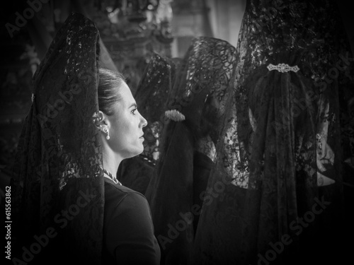 Mujer con mantilla y peineta durante la celebración de la Semana Santa de Baeza