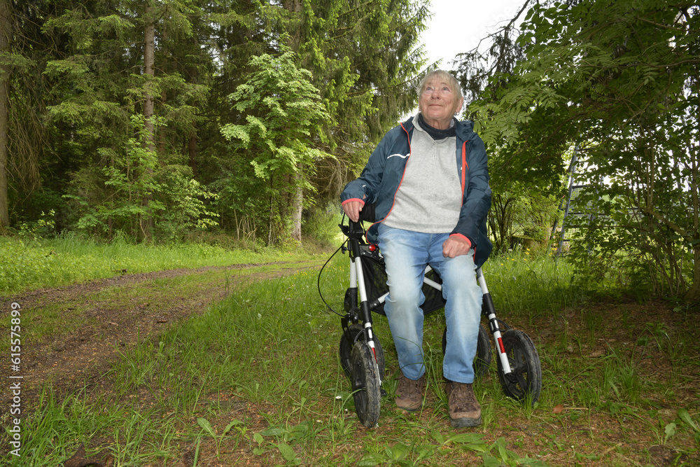 Obraz premium frau mit rollator unterwegs