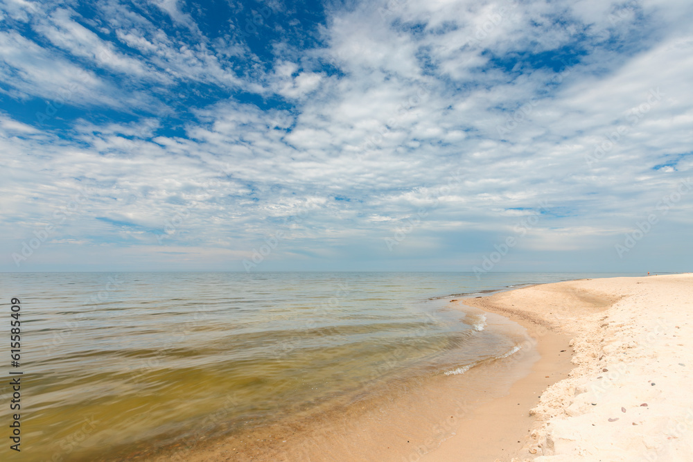 Fototapeta premium Krajobraz morski, relaks na piaszczystej plaży, niebo z chmurami, Polska