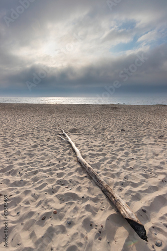 Krajobraz morski, relaks na piaszczystej plaży, niebo z chmurami, Polska