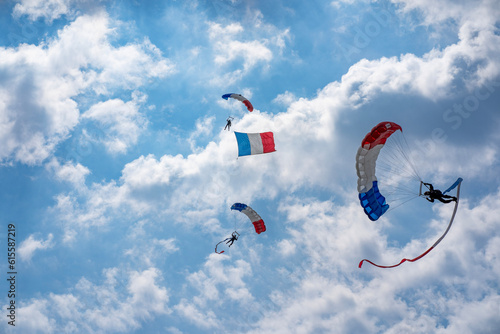 Parachutist's coming into land
