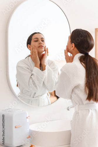Young woman doing face buil...
