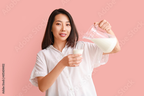 Young asian woman pouring f...