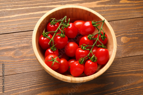Fresh cherry tomatoes in wo...