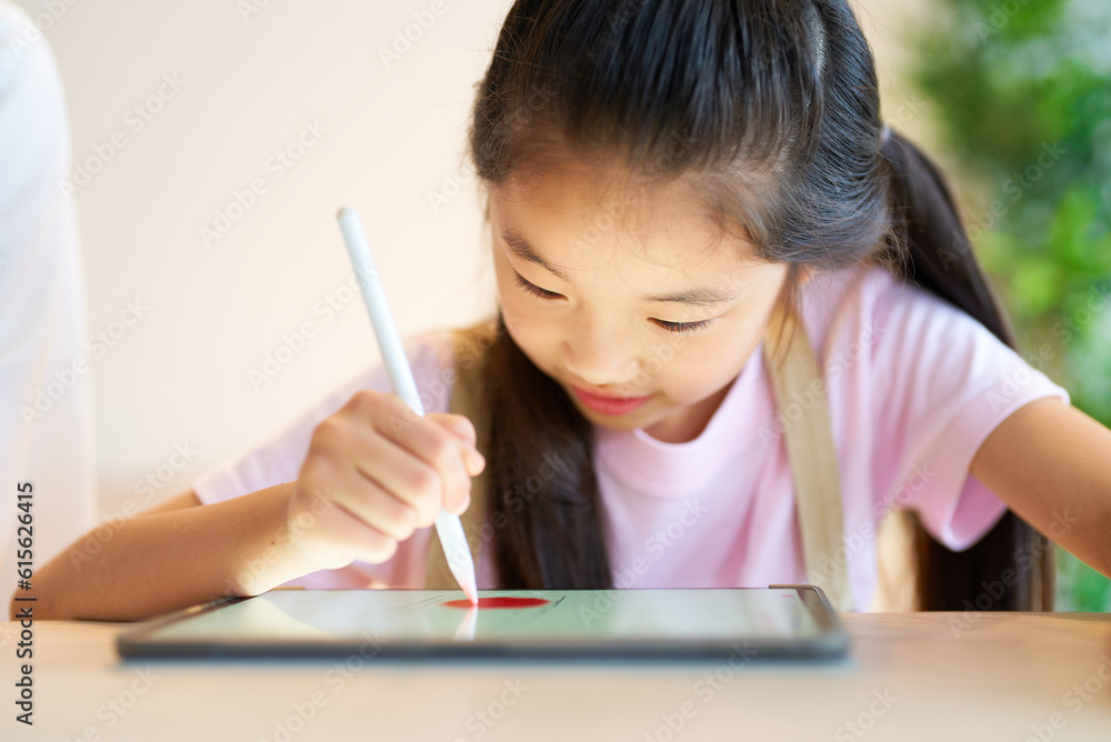 タブレットPCを使って遊ぶ子ども タブレットPCを使って遊ぶ子ども