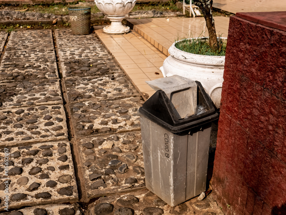 Obraz premium plastic trash can in park with 