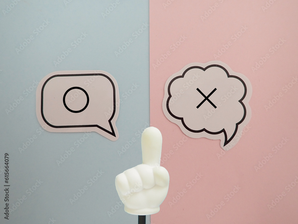 吹き出しに〇と の印、真ん中に指差し棒 Stock Photo | Adobe Stock