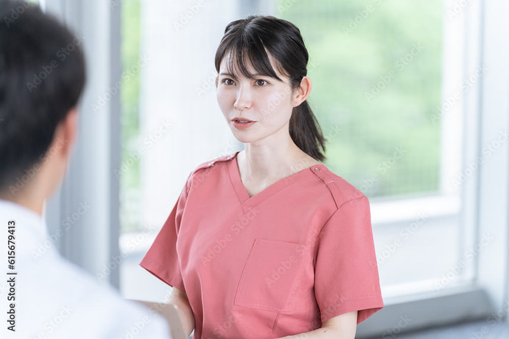 会議をする医者と看護師 会議をする医者と看護師