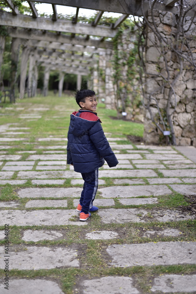 Fototapeta premium Niño feliz en el parque
