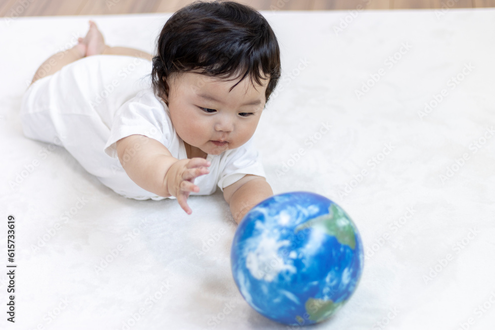 地球儀で遊ぶ赤ちゃん(男の子、0歳、生後6か月、日本人) 地球儀で遊ぶ赤ちゃん(男の子、0歳、生後6か月、日本人)