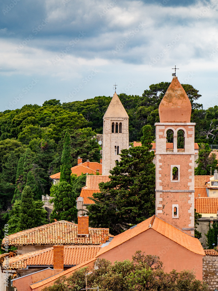 Mittelalterliche Kirchtürme der Stadt Rab in Kroatien