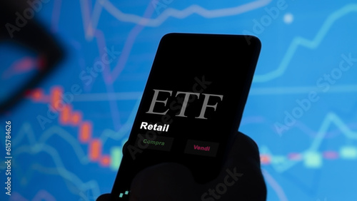 An Italian investor analyzing an etf fund on a phone. Italian text: Retail, buy, sell.