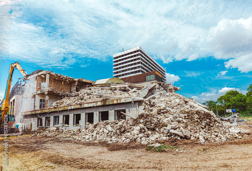 Foto Process of demolition of old building dismantling