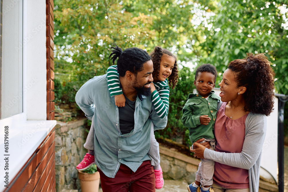 Obraz premium Cheerful black parents have fun with their kids outdoors.