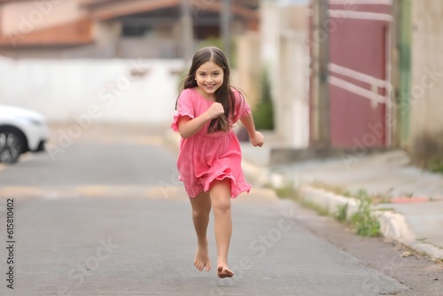 Foto girl running towards the camera, running, playful, energetic, active