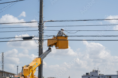 高所作業車で行う電気工事